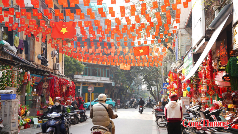 Cả phố Hàng Mã bừng sáng với sắc đỏ rực rỡ. Ảnh: Thái Mạnh