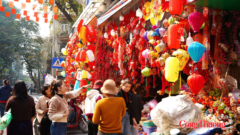 Không chỉ là nơi mua sắm, phố Hàng Mã còn là điểm đến yêu thích của giới trẻ và khách du lịch quốc tế muốn tìm kiếm không khí Tết đặc trưng của Hà Nội. Ảnh: Thái Mạnh