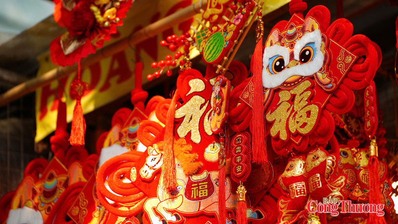 Các sản phẩm thủ công hình ngựa với màu sắc bắt mắt, hứa hẹn mang lại một năm mới đầy may mắn và bứt phá. Ảnh: Thái Mạnh