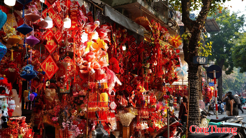 Không khí xuân rộn ràng lan tỏa khắp phố Hàng Mã khi các mặt hàng trang trí Tết đồng loạt lên kệ. Ảnh: Thái Mạnh