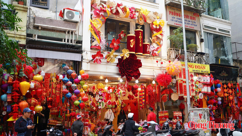 Các gian hàng mặt phố cũng tận dụng cửa nhà để trang trí, trưng bày các sản phẩm thủ công khổng lồ. Ảnh: Thái Mạnh