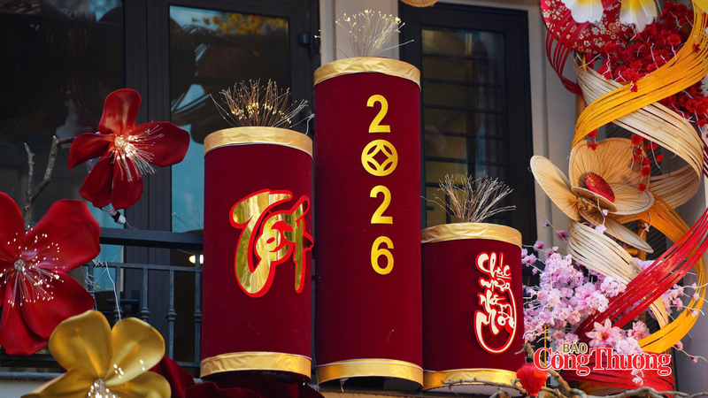 Hình ảnh pháo Tết được làm thủ công chào mừng một năm mới thành công rực rỡ. Ảnh: Thái Mạnh