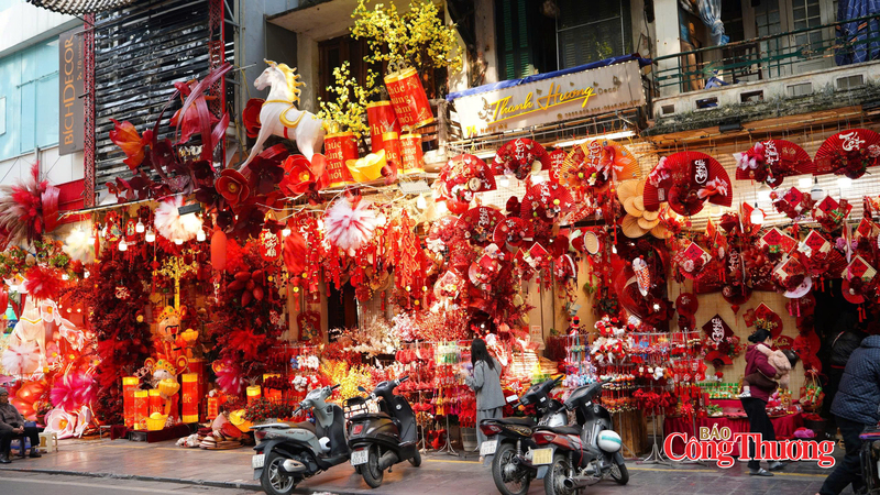 Phố Hàng Mã trở thành điểm mua sắm, tham quan quen thuộc của người dân Thủ đô mỗi dịp Tết đến. Ảnh: Thái Mạnh