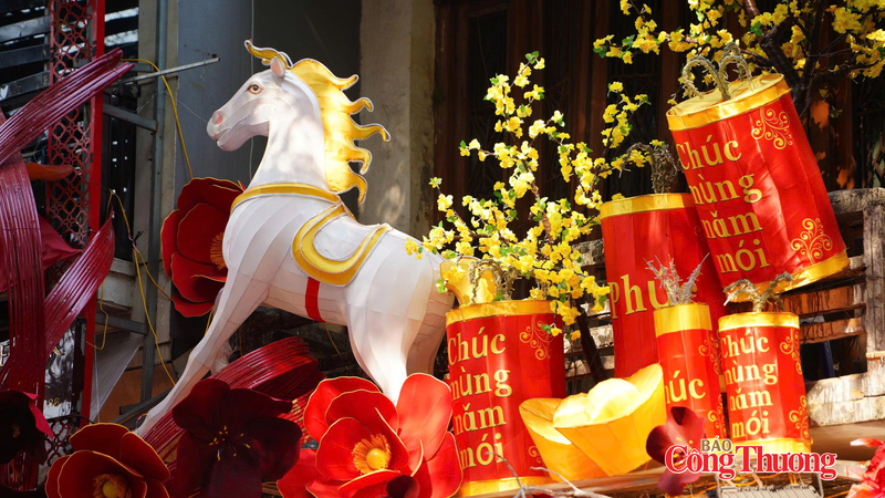 Linh vật ngựa của năm 2026 được thiết kế kỳ công, sáng bừng cả một góc phố, thu hút sự chú ý của người đi đường đường. Ảnh: Thái Mạnh