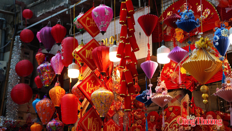 Bên cạnh sắc đỏ truyền thống, nhiều mẫu đèn lồng với màu sắc đa dạng và hoa văn tinh tế cũng được bày bán để phục vụ nhu cầu trang trí hiện đại. Ảnh: Thái Mạnh