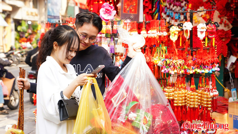 Khách hàng hài lòng khi chọn được những sản phẩm trưng bày Tết phù hợp. Ảnh: Thái Mạnh
