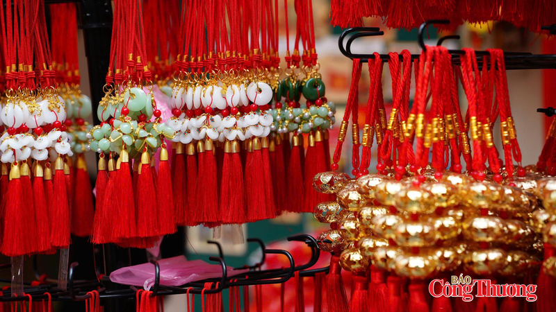 Các dây treo trang trí hình đồng xu mang ý nghĩa may mắn, tài lộc được bày bán nổi bật trên phố Hàng Mã dịp cận Tết. Ảnh: Thái Mạnh