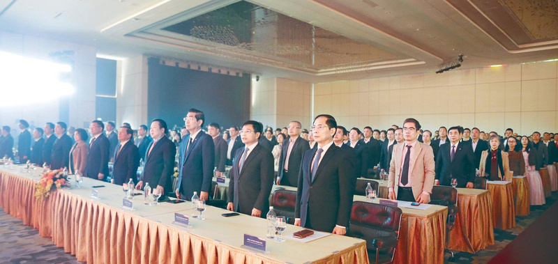 Các đại biểu thực hiện nghi lễ chào cờ.