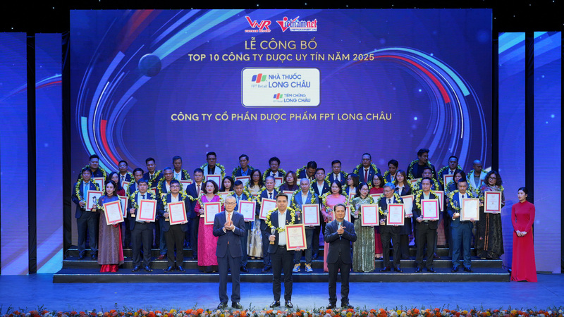 Đại diện hệ thống nhà thuốc và trung tâm tiêm chủng Long Châu nhận giải “Top 10 Công ty phân phối dược phẩm uy tín năm 2025”.