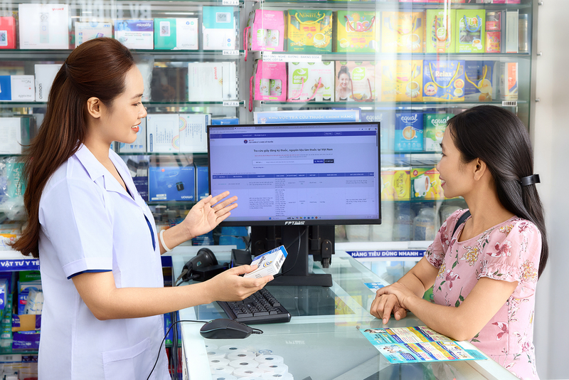 Người dân có thể tra cứu thông tin về giấy phép, nguồn gốc sản phẩm ngay tại hệ thống nhà thuốc Long Châu.