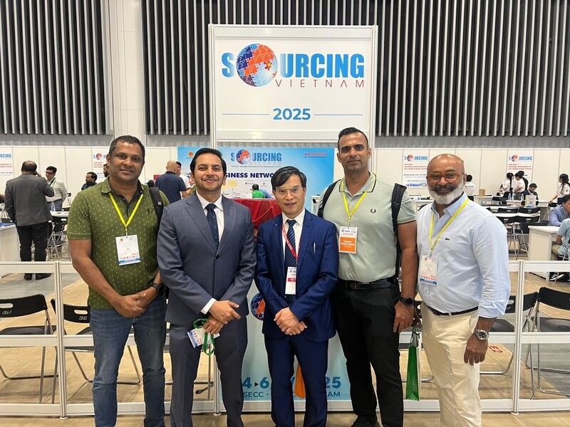 Tham tán Bùi Trung Thướng hỗ trợ đoàn doanh nghiệp Ấn Độ tham dự Vietnam International Sourcing 2025.
