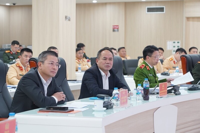 Lãnh đạo Công an TP. Hà Nội và Sở Xây dựng TP. Hà Nội xem xét, thống nhất các giải pháp nhằm giảm áp lực giao thông, nâng cao hiệu quả tổ chức giao thông trên địa bàn Thủ đô. Ảnh: Công an TP. Hà Nội