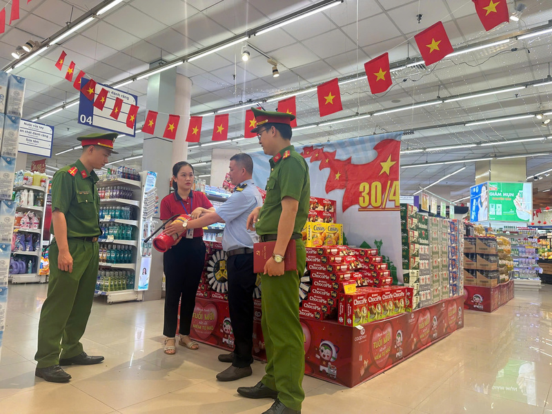 Tại các siêu thị, trung tâm thương mại, công tác phòng cháy chữa cháy được đặt lên mức cảnh báo cao nhất. Ảnh: Phòng Cảnh sát PCCC&CNCH Hà Tĩnh