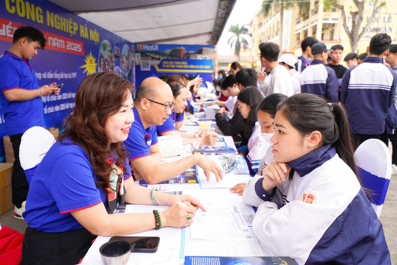 Hàng loạt trường đại học điều chỉnh phương thức xét tuyển theo hướng giảm dần vai trò của học bạ. Ảnh minh hoạ