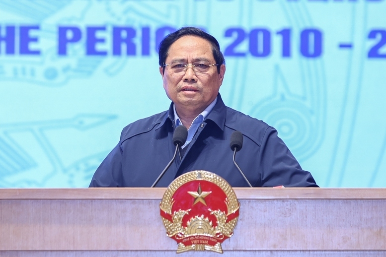 Thủ tướng biểu dương, đánh giá cao sự nỗ lực và kết quả trong công tác khắc phục hậu quả bom mìn trong 15 năm qua. Ảnh: VGP/Nhật Bắc