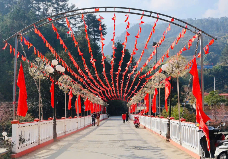 Khu vực trung tâm xã Mù Cang Chải rực rỡ bởi cờ Tổ quốc, cờ Đảng... trở thành điểm đến của người dân, du khách. Ảnh: Đức Huy