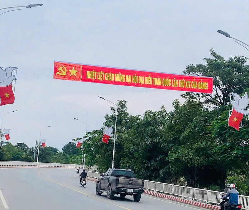 Biểu trưng Đại hội XIV và cờ hoa, pano được trưng bày ở nhiều tuyến đường, công sở. Ảnh: TH