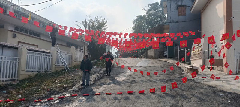 Người dân và chính quyền các địa phương vẫn đang trang hoàng tạo cờ hoa, thể hiện niềm tin không khí phấn khởi chào mừng Đại hội đại biểu toàn quốc của Đảng lần thứ XIV. Ảnh: Trung Huy