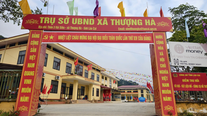 Công sở xã Thượng Hà được trang hoàng rực rỡ. Ảnh: Nam Trung