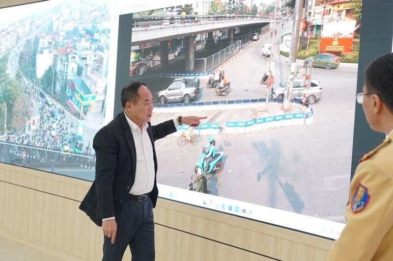 Trung tướng Nguyễn Thanh Tùng - Giám đốc Công an TP. Hà Nội trực tiếp xem xét, đánh giá các điểm thường xuyên xảy ra ùn tắc giao thông. Ảnh: Công an TP. Hà Nội