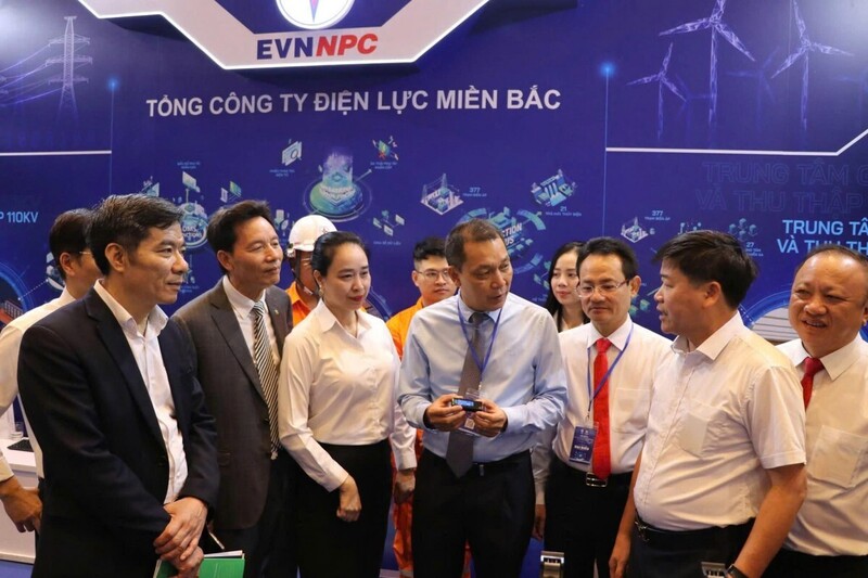Các đại biểu EVN và EVNNPC thăm gian hàng của EVNNPC tại Techshow 2025 - Triển lãm Hội nghị Khoa học và Công nghệ Điện lực năm 2025 tổ chức tại TP Hồ Chí Minh, tháng 11/2025.