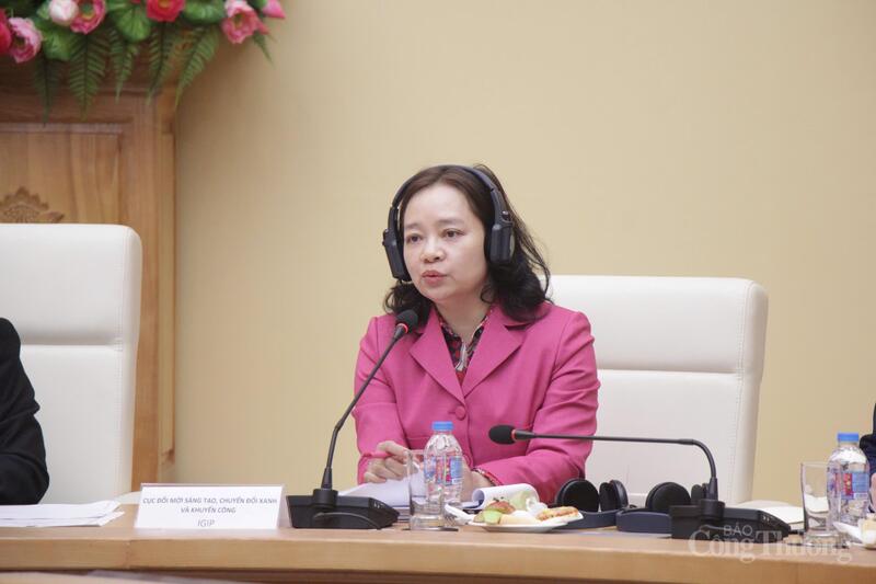 Bà Nguyễn Thị Lâm Giang - Cục trưởng Cục Đổi mới sáng tạo, Chuyển đổi xanh và Khuyến công (Bộ Công Thương) - trao đổi với phái đoàn EU.