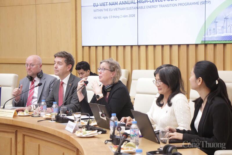 Phái đoàn EU trao đổi tại cuộc họp.