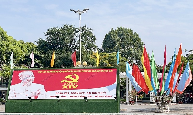 Hình ảnh Chủ tịch Hồ Chí Minh gắn với biểu trưng Đại hội Đảng XIV được đặt trang trọng, góp phần lan tỏa không khí chào mừng sự kiện chính trị trọng đại của đất nước