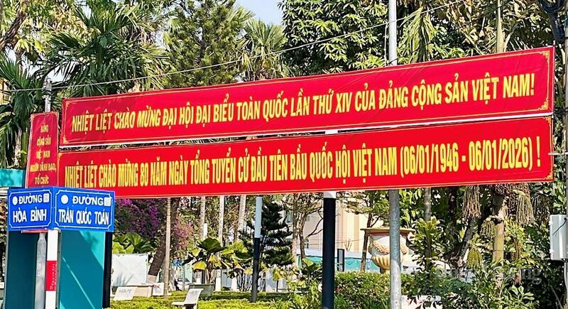 Pano tuyên truyền Đại hội Đảng XIV tạo nên không gian đô thị giàu tính biểu tượng