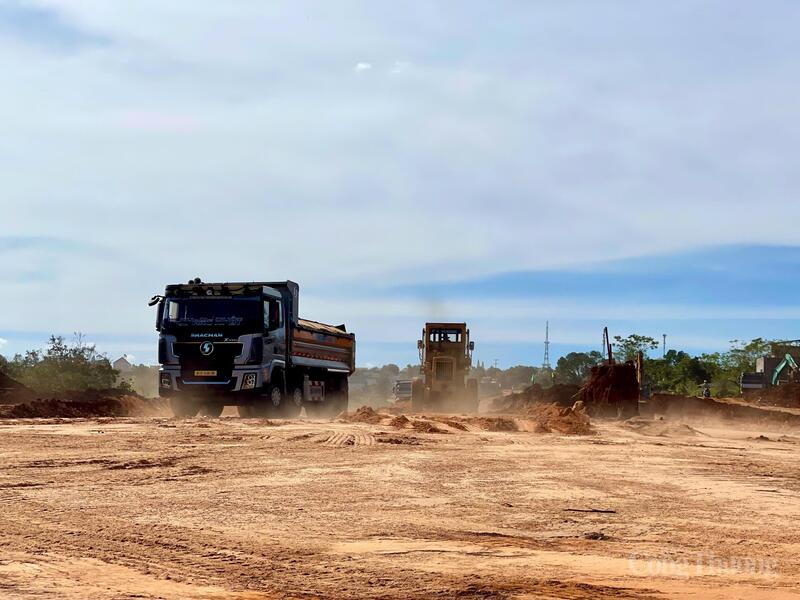 Tại dự án đường Nguyễn Văn Linh, các nhà thầu cũng đang tổ chức thi công khẩn trương với nhiều mũi thi công.