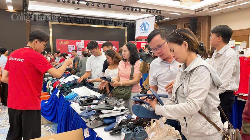 Người tiêu dùng mua sắm nhộn nhịp tại Cần Thơ Mega Sale 2026. Ảnh: Khánh Ngọc.