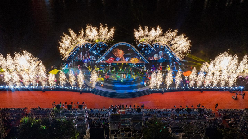 Sân khấu nghệ thuật hoành tráng của Lễ hội pháo hoa quốc tế Đà Nẵng 2025 được dàn dựng bởi Sun Group. (Ảnh: Ánh Dương)