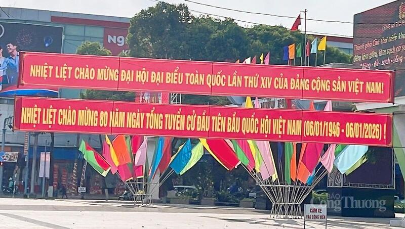 Các khẩu hiệu tuyên truyền trên những tuyến phố trung tâm thành phố, thể hiện sự quan tâm và đồng thuận xã hội trong không khí chào mừng Đại hội Đảng lần thứ XIV