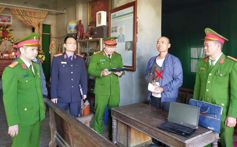 Cơ quan Cảnh sát điều tra Công an tỉnh thi hành Lệnh bắt bị can Lê Minh Vũ. Ảnh: Công an Thanh Hóa.