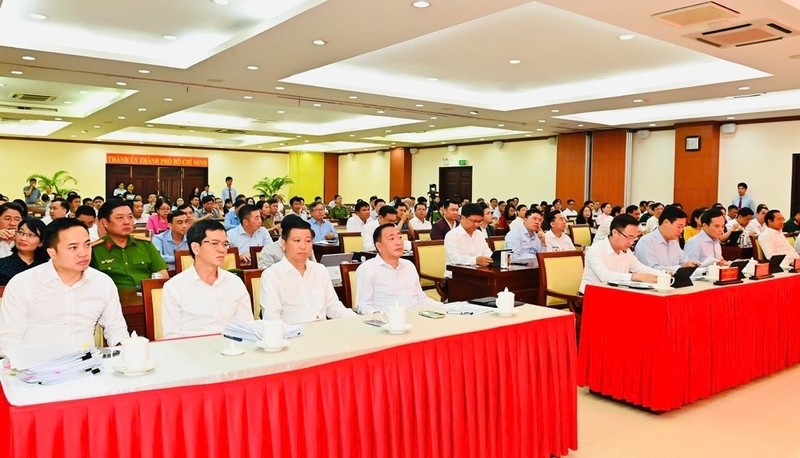 Lãnh đạo TP. Hồ Chí Minh và các đại biểu tham dự hội nghị. Ảnh: Việt Dũng.