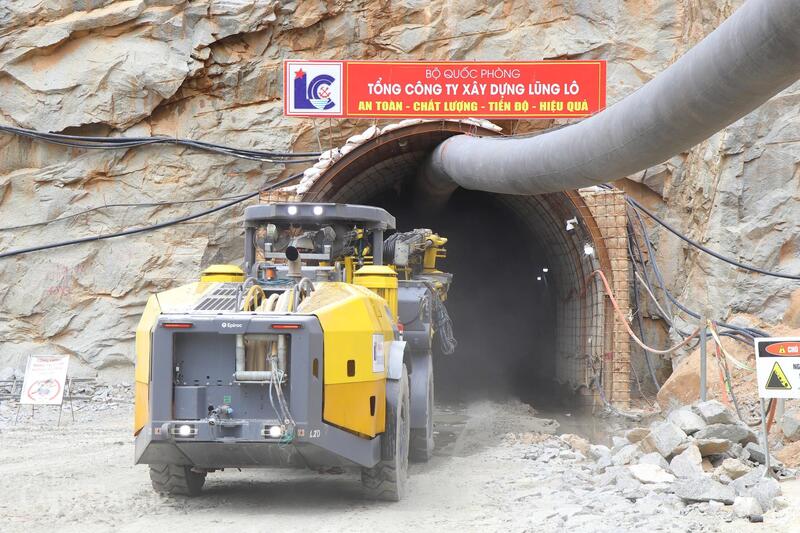 Máy móc siêu trường, siêu trọng được huy động phục vụ thi công. Ảnh: Thanh Tuấn