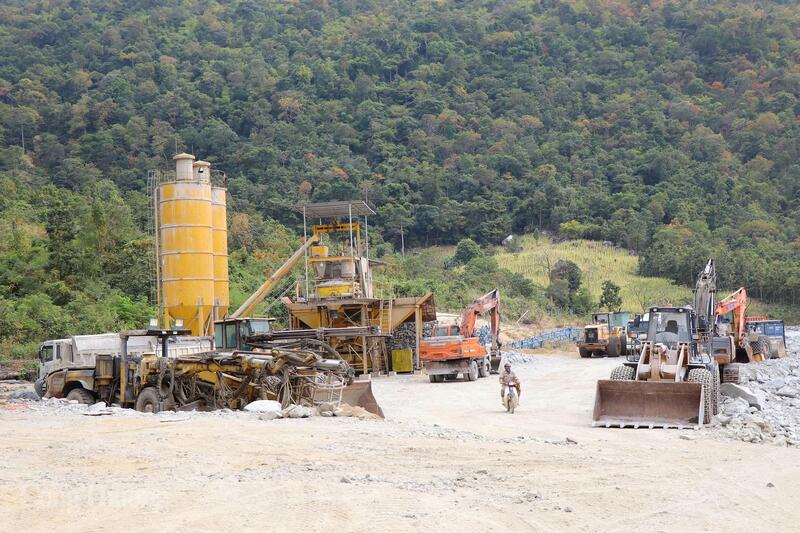 Các thiết bị khoan, đào được huy động tối đa phục vụ thi công các hạng mục chính. Ảnh: Thanh Tuấn