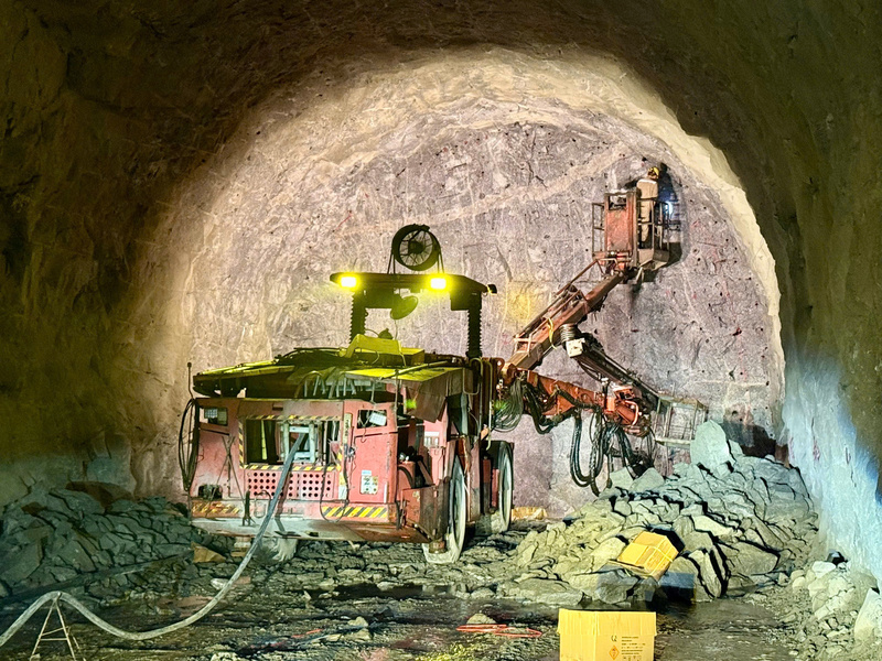 Đây là dự án thuỷ điện tích năng đầu tiên của Việt Nam, thuộc công trình năng lượng nhóm A, cấp đặc biệt, được xây dựng trên địa bàn xã Bác Ái Tây, tỉnh Khánh Hoà. Ảnh: EVNPMB3