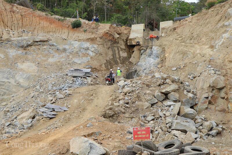 Quá trình triển khai từ tháng 3/2025 đến nay, dự án đã hoàn thành những hạng mục lán trại, phụ trợ, cấp điện, cấp nước thi công, cơ bản hoàn thành hệ thống đường thi công phần hở, đáp ứng tốt các điều kiện thi công công trình chính. Ảnh: Thanh Tuấn