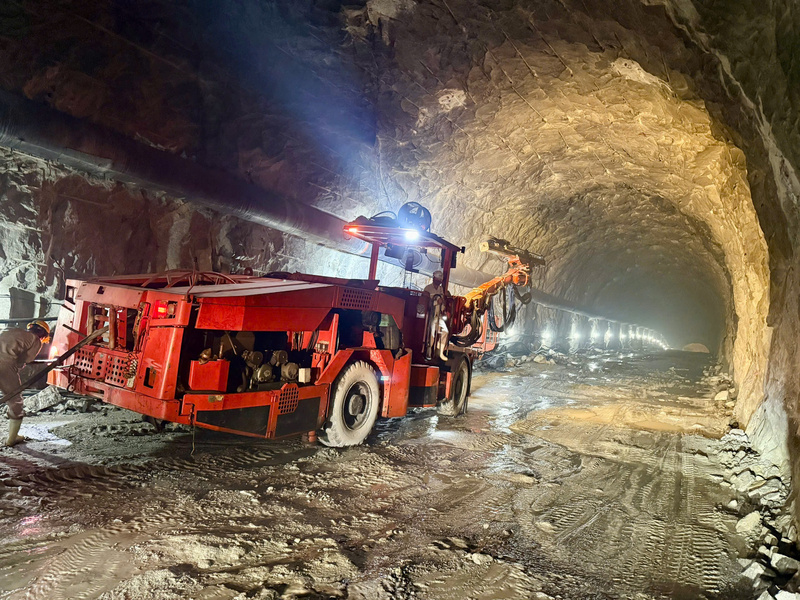 Thuỷ điện tích năng Bác Ái có nhiệm vụ chủ yếu phát điện phủ đỉnh với công suất lớn nhất 1.200MW lên hệ thống điện quốc gia vào giờ cao điểm, bơm nước từ hồ dưới (hồ thủy lợi sông Cái) lên hồ trên để tích trữ năng lượng vào giờ thấp điểm; làm phẳng biểu đồ phụ tải cho hệ thống điện. Công trình còn có nhiệm vụ điều tần, chạy bù công suất và dự phòng quay cho hệ thống. Ảnh: EVNPMB3