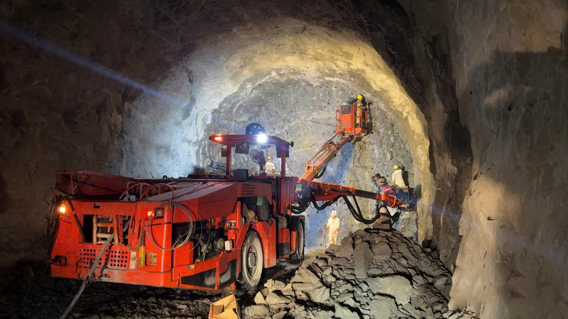 Dự án do Tập đoàn Điện lực Việt Nam (EVN) làm chủ đầu tư và giao EVNPMB3 đại diện, có quy mô 4 tổ máy, công nghệ thiết bị tiên tiến tích hợp 2 chiều tuabin - bơm, máy phát điện - động cơ với tổng công suất lắp máy là 1.200MW; tổng mức đầu tư trên 21.100 tỷ đồng. Ảnh: EVNPMB3