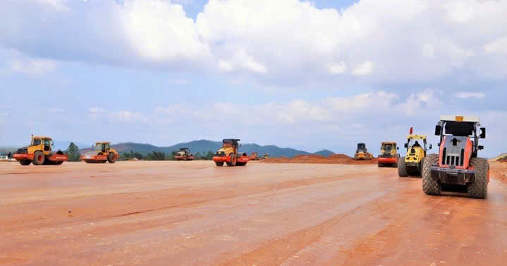 Thi công thần tốc tại dự án đầu tư xây dựng đường cất hạ cánh số 2 tại khu bay Cảng hàng không Phù Cát.