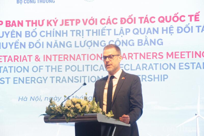 Phó Đại sứ Vương quốc Anh, ông Alex Strugnell chúc mừng Việt Nam về những hoạt động hợp tác song phương đã đạt được và hy vọng sẽ tiếp tục phát triển quan hệ đối tác chuyển đổi năng lượng, nhằm đạt được các mục tiêu JETP đề ra và đóng góp cho các mục tiêu chung.