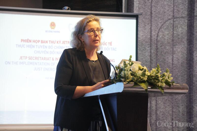 Bà Kristina Buende - Trưởng ban Hợp tác, Phái đoàn liên minh châu Âu tại Việt Nam phát biểu tại phiên họp.