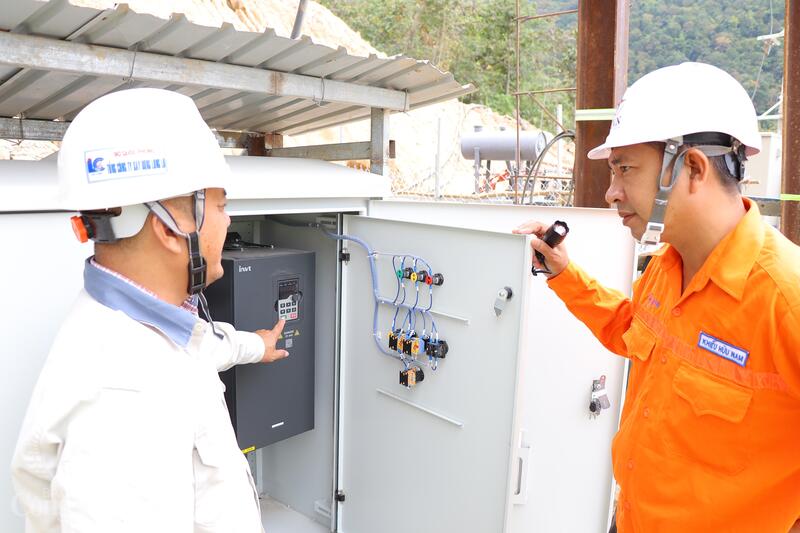 Các kỹ sư, công nhân bám công trường, thi đua hoàn thành từng hạng mục chào mừng Đại hội XIV của Đảng. Ảnh: Thanh Tuấn