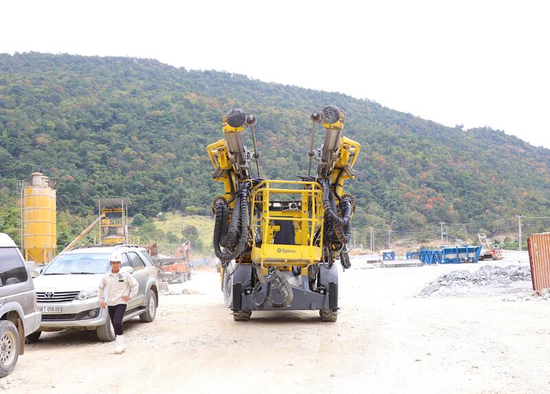 Ngay từ những ngày đầu năm mới, nhà thầu đã triển khai đồng loạt 5 mũi thi công. Nếu theo hợp đồng, mỗi mũi khoan trong lòng núi đạt khoảng 90 m mỗi tháng, thì hiện nay sản lượng đã nâng lên 120 - 150 m, vượt kế hoạch đề ra, tạo nền tảng thuận lợi để đẩy nhanh tiến độ, sớm hoàn thành dự án. Ảnh: Thanh Tuấn
