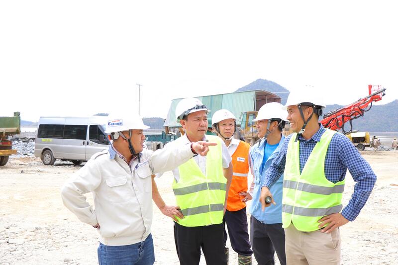 Dự án được khởi công vào tháng 2/2025. Dự kiến phát điện tổ máy số 1 vào tháng 12/2029, tổ máy số 2 vào tháng 4/2030, tổ máy số 3 vào tháng 8/2030, tổ máy số 4 vào tháng 12/2030. Ảnh: Thanh Tuấn