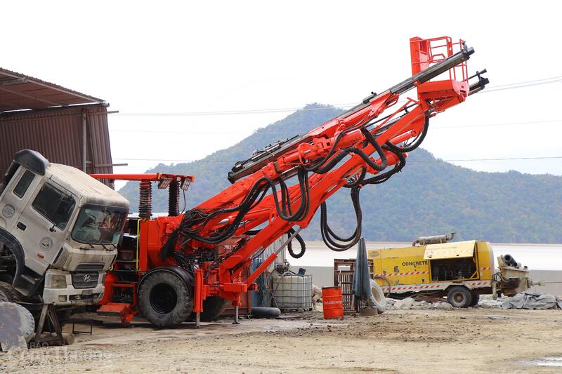 Công trường huy động máy móc hiện đại, vận hành liên tục ngày đêm. Ảnh: Thanh Tuấn