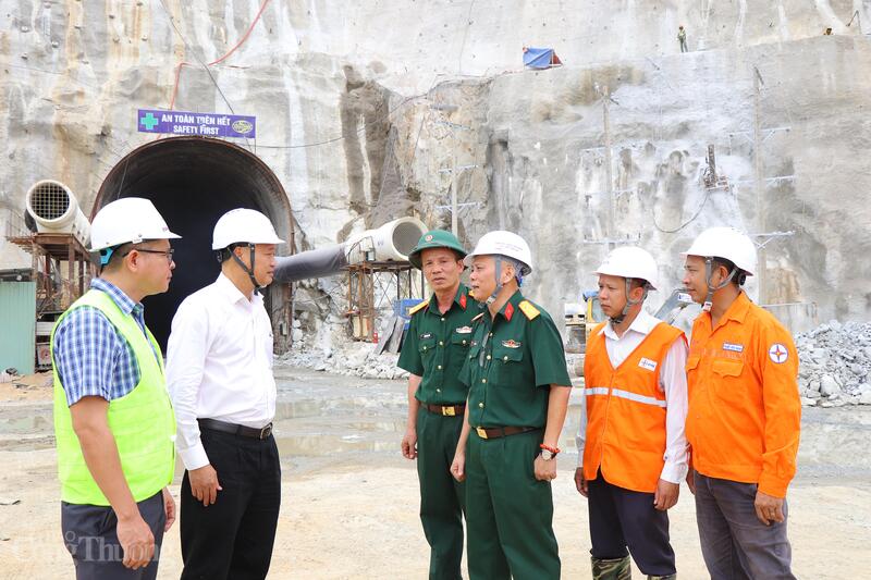 Nhà thầu đã nỗ lực tập trung huy động nhân lực, thiết bị thi công chuyên dụng, thi công 3 ca 4 kíp, tổ chức đồng thời 5 mũi thi công hầm. Ảnh: Thanh Tuấn