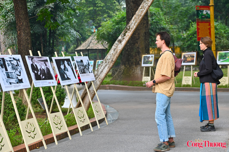 Nhiều du khách nước ngoài tìm hiểu về lịch sử vẻ vang của dân tộc Việt Nam.